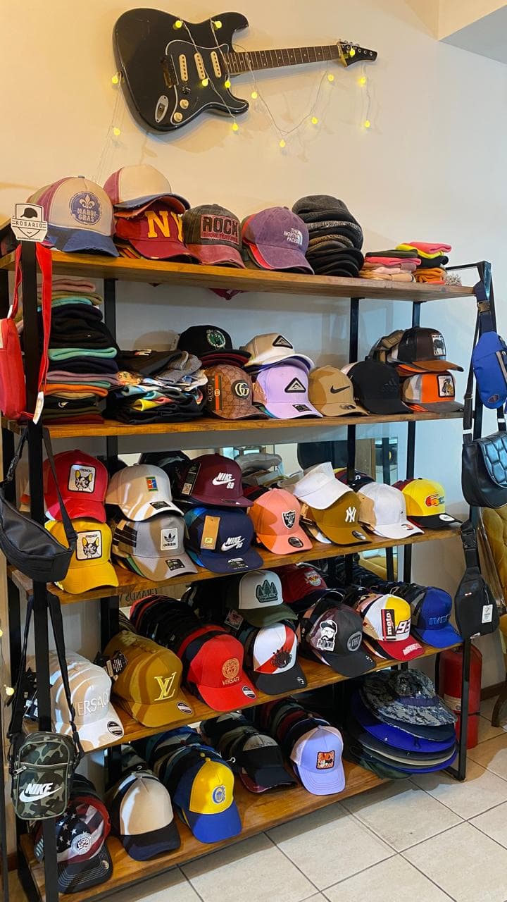 Estantería con gorras